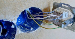 Монтаж проходного выключателя от 570 руб. в лесном